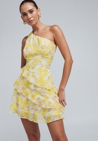 BWLDR CODIE MINI - Koktailové šaty/večierkové šaty - yellow floral