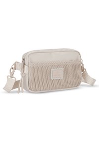 Borsa a tracolla beige realizzata in rete testurizzata e tessuto liscio, con forma rettangolare, chiusura con zip e tracolla regolabile.