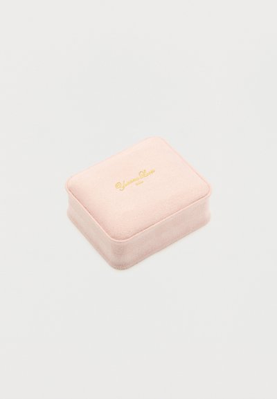 Μικρό ορθογώνιο μαλακό ροζ βελούδινο κουτί κοσμημάτων με χρυσό ανάγλυφο λογότυπο "Yvonne Clow" στο καπάκι.