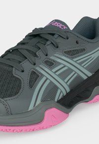 Σκούρο γκρι και ροζ παπούτσι τρεξίματος ASICS με επάνω μέρος από δίχτυ, ριγέ πλευρικά σχέδια, κορδόνια και υφασμένο πέλμα.