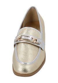 Złote loafersy o fakturze z srebrnymi akcentami i złotym łańcuchem na przodzie. Okrągły czubek i niski obcas.