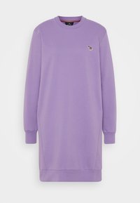 Levandulové šaty s dlouhým rukávem a žebrovanými manžetami a lemem, kulatým výstřihem a malou vyšitou zebrou na levém prsou.