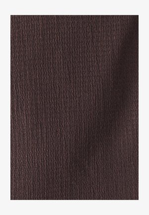 Tela marrón texturizada con un patrón ondulado, exhibiendo tonos variados de marrón oscuro y claro, creando una sutil profundidad.