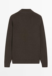 Maglione marrone lavorato a maglia con maniche lunghe, colletto rotondo, trama a coste e spacchi laterali sull'orlo per una maggiore libertà di movimento.