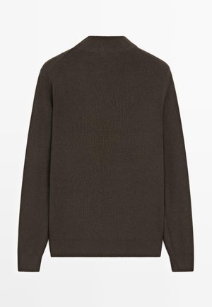Hnědý pletený svetr s dlouhými rukávy, kulatým límcem, žebrovanou texturou a bočními rozparky na lemu pro větší pohyb.