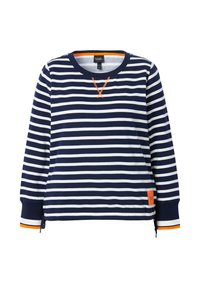 Haut à rayures bleu marine et blanc à manches longues avec un accent orange au niveau de l'encolure et des poignets, présentant une étiquette sur le côté et une coupe décontractée.