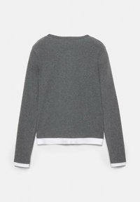 Szürke hosszú ujjú pulóver fehér szegéllyel az ujjakon és az alján, hátulnézetből, egyszerű fehér háttéren.