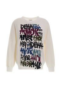 Sudadera blanca con un gran texto multicolor que incluye "AMOR", "DEHA" y símbolos abstractos. Presenta mangas largas y un ajuste relajado.