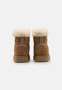 UGG CLASSIC MINI ALPINE - Stivali da neve  - chestnut