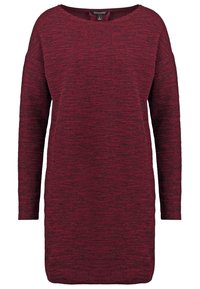 Abito maglione bordeaux realizzato in tessuto a maglia testurizzata, con scollo ampio, maniche lunghe e vestibilità comoda, con orlo dritto.