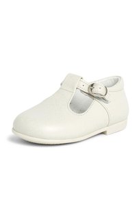 Zapato Mary Jane blanco de cuero con puntera redonda, tira ajustable con hebilla, textura suave y suela baja y plana.