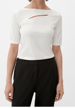Haut blanc à manches courtes avec décolleté bateau et un détail de découpe horizontal au niveau de la poitrine, associé à un pantalon noir ajusté. Texture lisse.