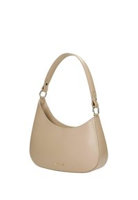 Sac à épaule en cuir beige avec une forme courbée, un fond arrondi et une bandoulière amovible. Équipé de quincaillerie dorée avec un petit logo à l'avant.