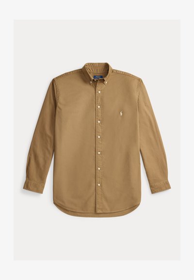Brązowa, zapinana na guziki koszula z długim rękawem, kołnierzykiem oraz małym haftowanym logo po lewej stronie na piersi, rozłożona na płasko na białym tle.