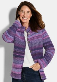 Lila gestrickte Strickjacke mit horizontalen Streifen in verschiedenen Nuancen von Lila und Blau, mit rundem Ausschnitt und Frontknopfverschluss.