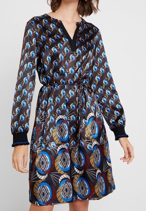 Robe à manches longues, noire à motifs, avec un décolleté en V, une taille froncée et des motifs circulaires vibrants en bleu, rouge et or avec des accents graphiques.