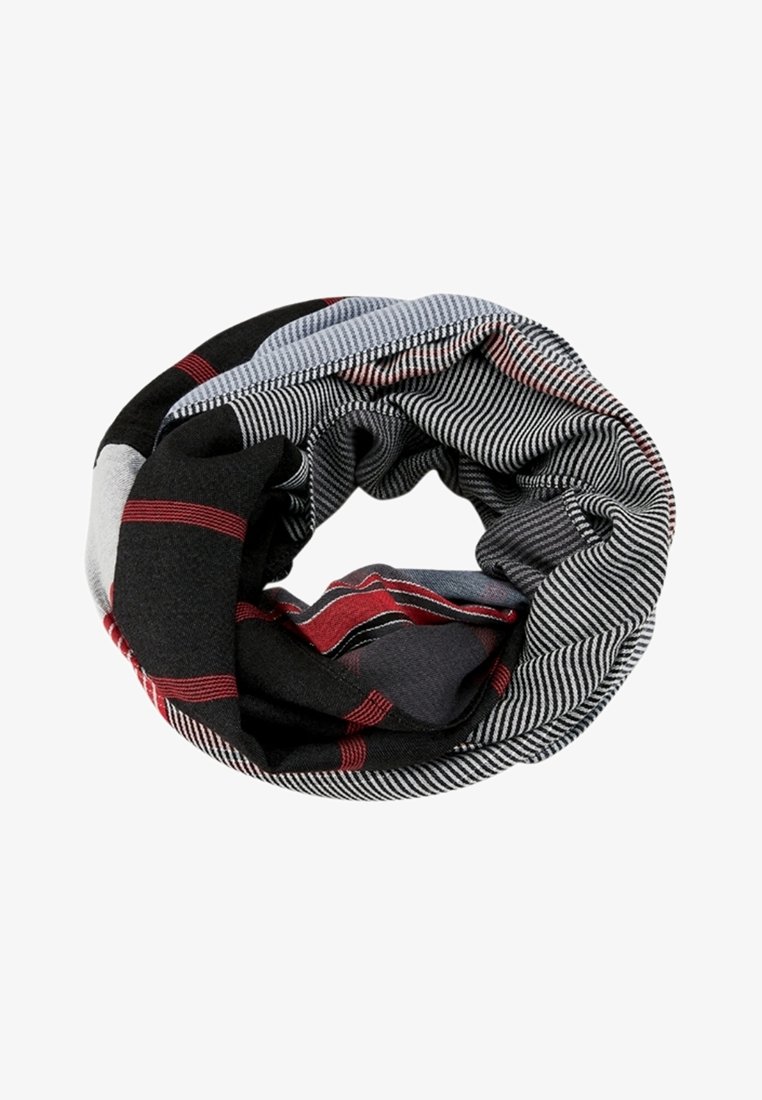 Écharpe infinie circulaire avec motifs à carreaux et rayures noirs, gris et rouges, torsadée pour former une boucle.