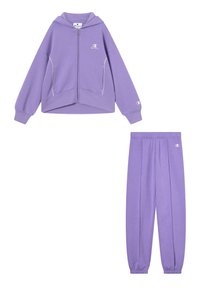 Felpa con zip di colore viola con cappuccio e bordi bianchi, abbinata a pantaloni della tuta viola coordinati con cintura elastica e polsini a costine.