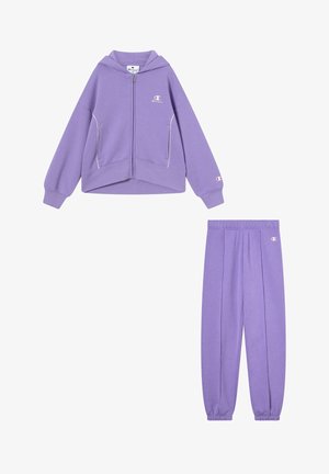 Paarse zip-up hoodie met een capuchon en witte piping, gecombineerd met bijpassende paarse sweatpants met een elastische tailleband en taps toelopende manchetten.