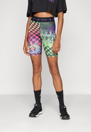 Shorts Techfit avec un motif en damier dans des couleurs vives, y compris le rose, l'orange, le vert et le violet ; design extensible et ajusté.