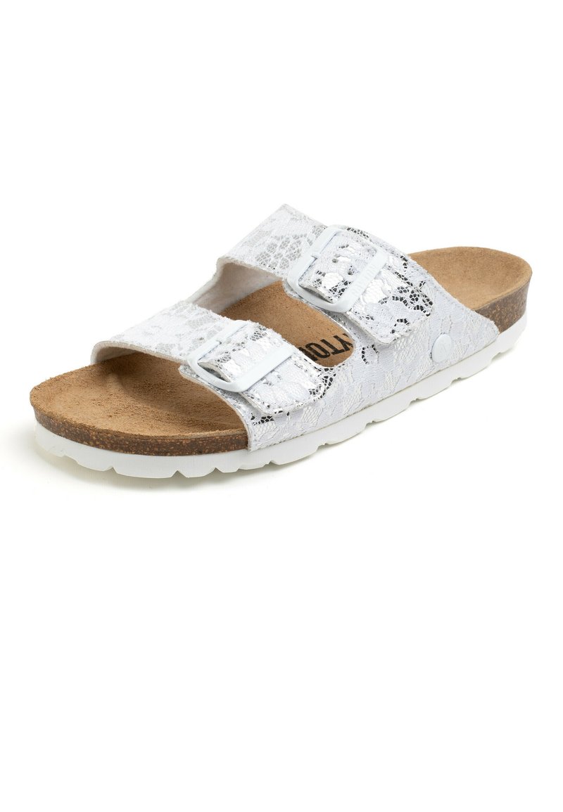 Białe klapki z korkową wkładką, dwie regulowane paseczki z koronkowym wzorem i biała gumowa podeszwa.