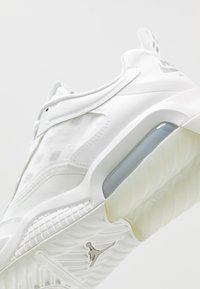 Jordan MAX 200 - Sapatilhas - white/metallic silver