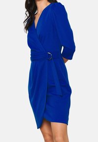 Modré zavinovací šaty s hlubokým V-vykrojením, tříčtvrtečními rukávy a páskem se zaoblenou sponou v oblasti pasu, strukturovaná tkanina, ke kolenům.