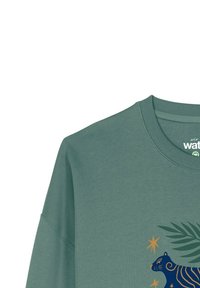 Sweatshirt en coton vert avec un col rond, arborant un design de tigre bleu marine, des accents dorés et des graphiques de feuilles de palmier. Texture douce et coupe décontractée.