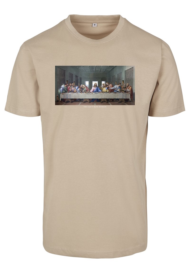 Beige katoenen t-shirt met een bedrukte afbeelding van de 'Laatste Avondmaal' en de tekst "JE KUNT NIET MET ONS MEESPELEN" onder de afbeelding.
