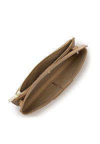 Portafoglio in pelle marrone chiaro con chiusura a zip, due scomparti principali e una texture liscia. Le minuterie dorate accentuano il design.