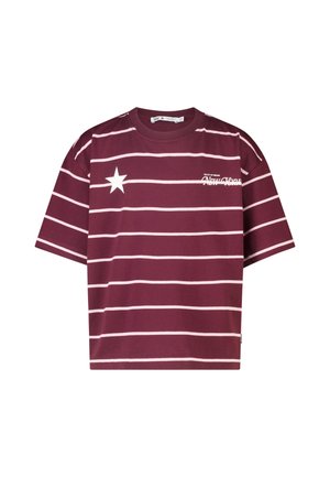 Bordeauxrode korte mouwen t-shirt met horizontale witte strepen, een witte ster op de linkerborst en de tekst "New York" op de rechterborst.