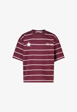 Bordeauxrode korte mouwen t-shirt met horizontale witte strepen, een witte ster op de linkerborst en de tekst "New York" op de rechterborst.