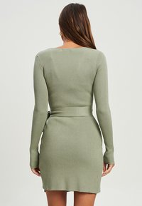 TUSSAH ANIA MINI - Svetríkové šaty - sage green