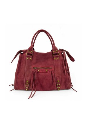 Sac à main en daim rouge avec poignées tressées, poche avant zippée et pompons décoratifs. Présente une quincaillerie dorée et des accents de couture visibles.