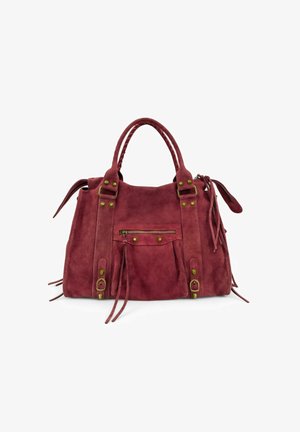 Sac à main en daim rouge avec poignées tressées, poche avant zippée et pompons décoratifs. Présente une quincaillerie dorée et des accents de couture visibles.