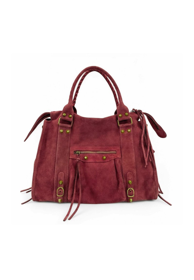 Sac à main en daim rouge avec poignées tressées, poche avant zippée et pompons décoratifs. Présente une quincaillerie dorée et des accents de couture visibles.