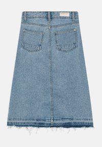 Lyseblå denim midi-skjørt med frayed kant, to baklommer og en sømdetaljert midje. Klassisk A-formet design.