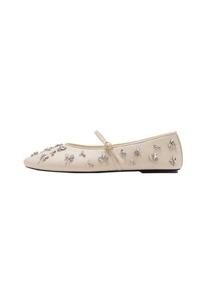 Chaussure plate Mary Jane beige avec une petite bride à boucle, décorée d'embellissements floraux en strass argentés dispersés.