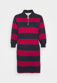 Abito a righe in navy, rosso e blu. Presenta un colletto con zip e maniche a tre quarti. Realizzato in un morbido tessuto testurizzato.