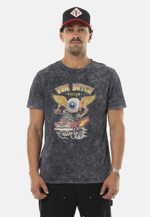 T-shirt gris foncé à manches courtes avec une impression graphique représentant un œil, des ailes et une voiture de dessin animé. Encolure ronde et texture douce.