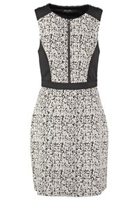 Robe sans manches longueur genou avec motif abstrait noir et blanc, panneaux latéraux noirs et fermeture éclair à l'avant.