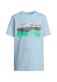 Šviesiai mėlynas medvilninis marškinėliai su juodu sportiniu automobiliu grafiką ir žalia tekstu. Trumpi rankovės, apvalus kaklas ir laisvas kirpimas.