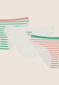 Trzy pary damskiej bielizny wykonanej z miękkiego materiału. Dwie mają zielono- lub koralowe paski; jedna jest w jednolitym białym kolorze z napisem "Voilà" i graficznym sercem.