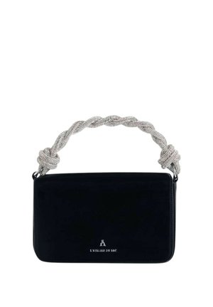 Borsa rettangolare nera con manico a corda intrecciata color argento e piccolo logo bianco centrato vicino al fondo con la scritta L’ATELIER DU SAC.