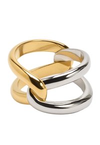 Złote i srebrne splecione pierścienie o gładkich, błyszczących teksturach; posiadają skręcony design podkreślający kontrastujące metaliczne kolory.