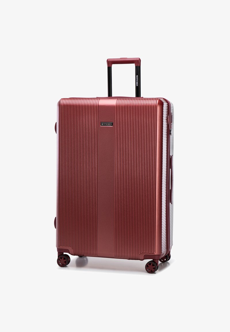 Hartschalenkoffer in metallic burgunderrot, mit geripptem Design, teleskopischem Griff, vier Rollen und Logo auf der Vorderseite.