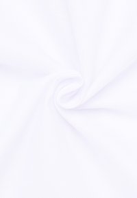 Tessuto bianco con una trama liscia e testurizzata, disposto in un motivo vorticoso, che mette in mostra la sua leggerezza e l'aspetto morbido.