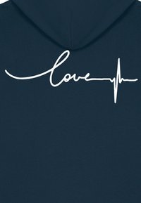 Felpa blu navy con testo in corsivo bianco "love" integrato con un grafico della linea del battito cardiaco sul retro. Finitura in tessuto morbido.