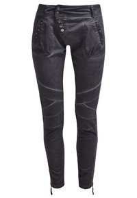 Zwarte, gestructureerde broek met een nauwsluitend ontwerp, voorzien van decoratieve knopen en vlechten op de zakken, en ritsen bij de enkel voor een verstelbare pasvorm.