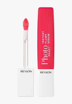 Gloss à lèvres sérum Revlon PhotoReady Instant Plump avec applicateur rose vif et tube rectangulaire blanc avec logo et texte noirs.